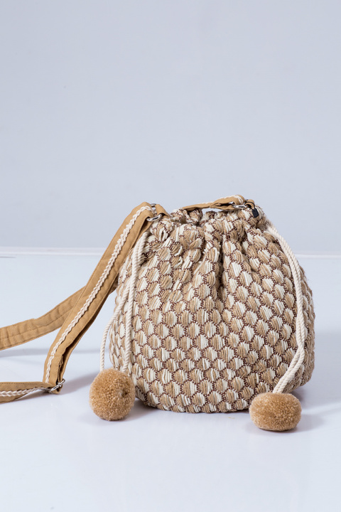 Дамска чанта от текстил с кафяво с пискюли