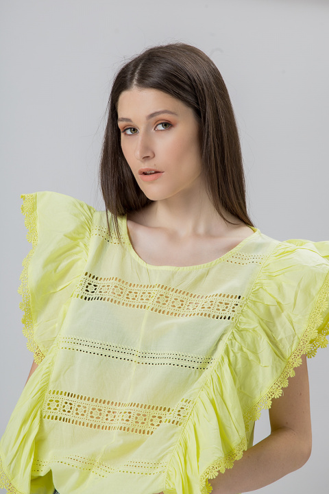 Дамска блуза в жълто с рязана бродерия