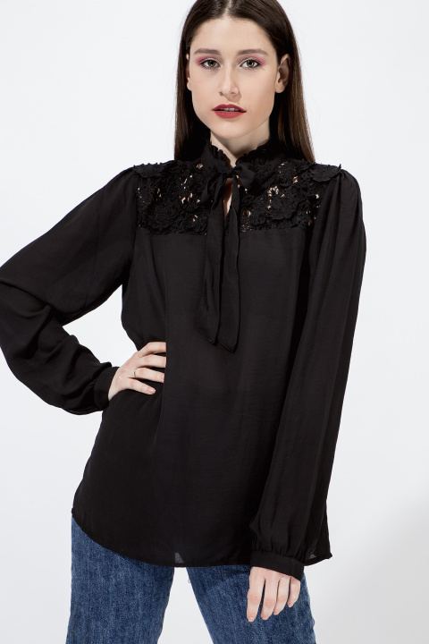 Ефирна блуза с едра дантела и връзка в черно