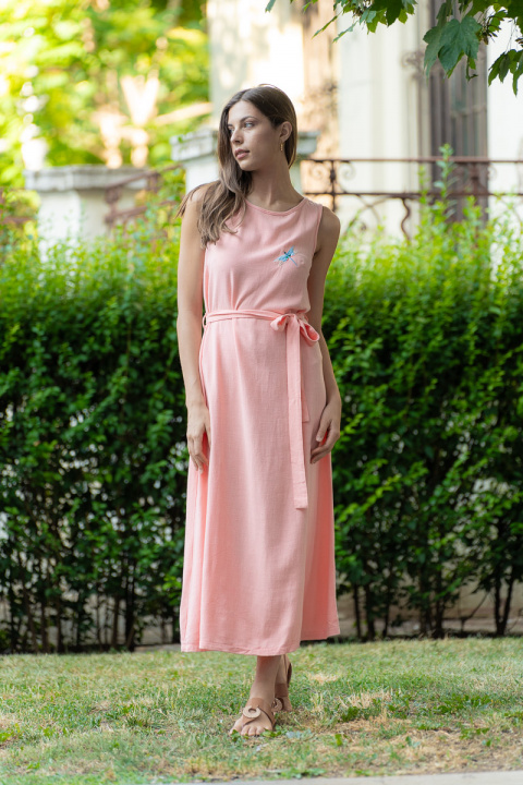 Дълга права рокля ''Dragonfly'' в розово с бродирано водно конче