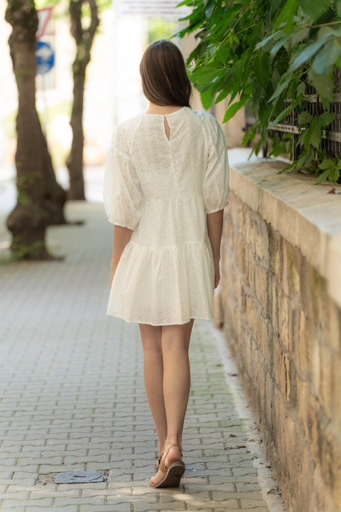 Къса рокля от памук в екрю с рязана бродерия с копче на гърба