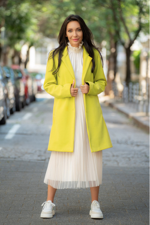 Дамско палто в цвят лайм с цветна сатенирана подплата