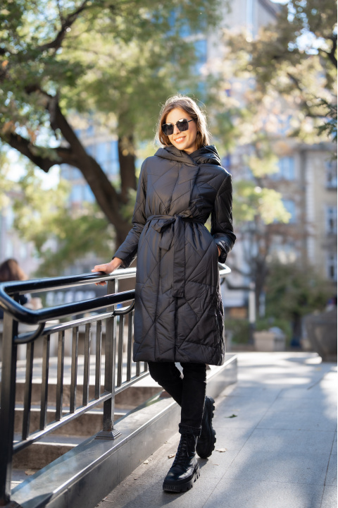 Дамско тънко дълго яке в черно с допълнителен колан