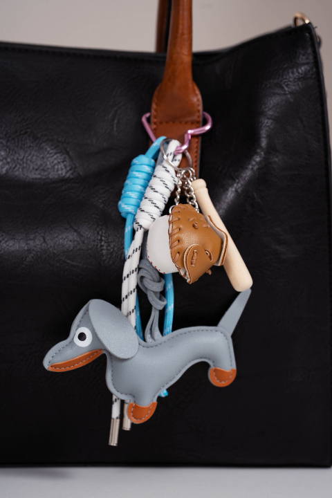 Аксесоар за чанта със сиво куче и бейзболна топка