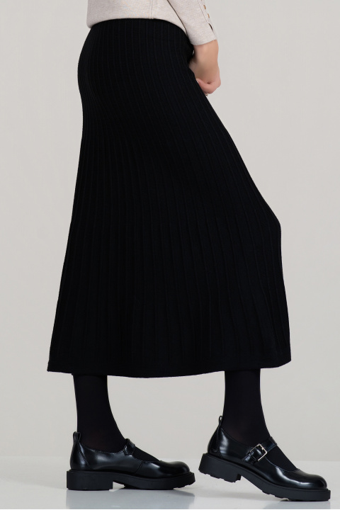 Черна пола от еластично фино плетиво с релефна текстура