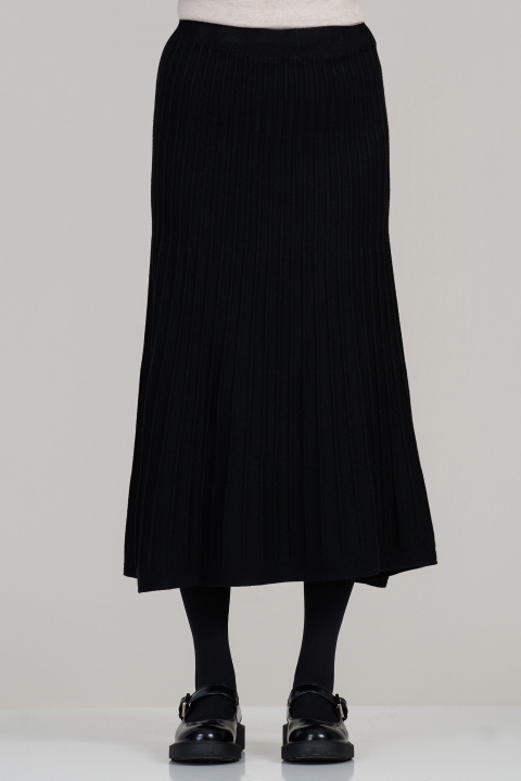 Черна пола от еластично фино плетиво с релефна текстура