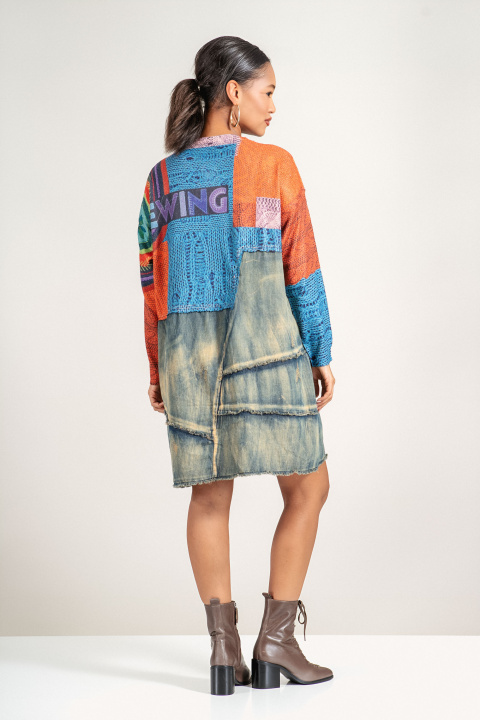 Цветна рокля с акцент деним и артистичен принт