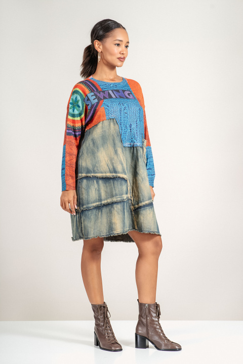 Цветна рокля с акцент деним и артистичен принт