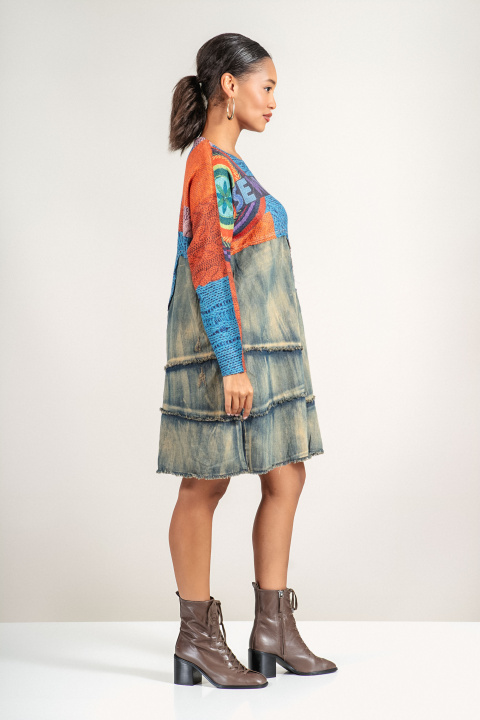 Цветна рокля с акцент деним и артистичен принт