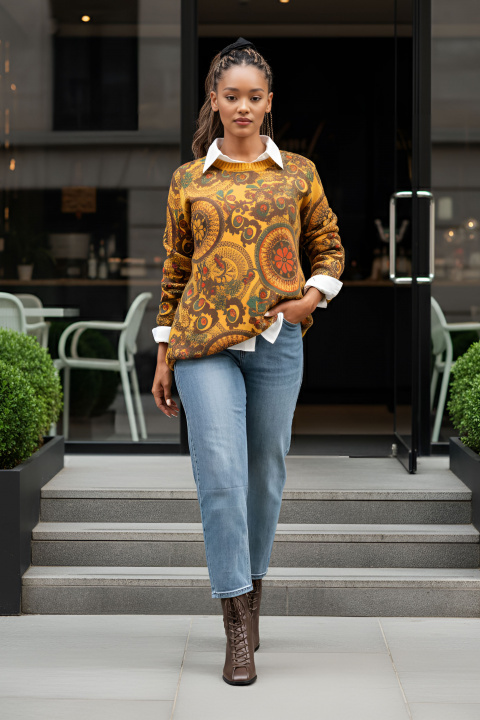 Дамкси пуловер от фино плетиво в жълто с цветен етно принт