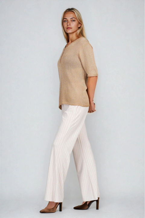 Дамска бежова блуза от фино плетиво с нишла ламе и декоративни копчета