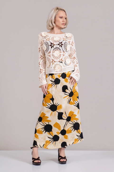 Дамска бежова блуза от плетиво с 3Д бродерия и обло деколте