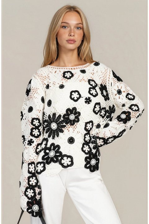 Дамска блуза от бяло памучно плетиво с черен флорален принт