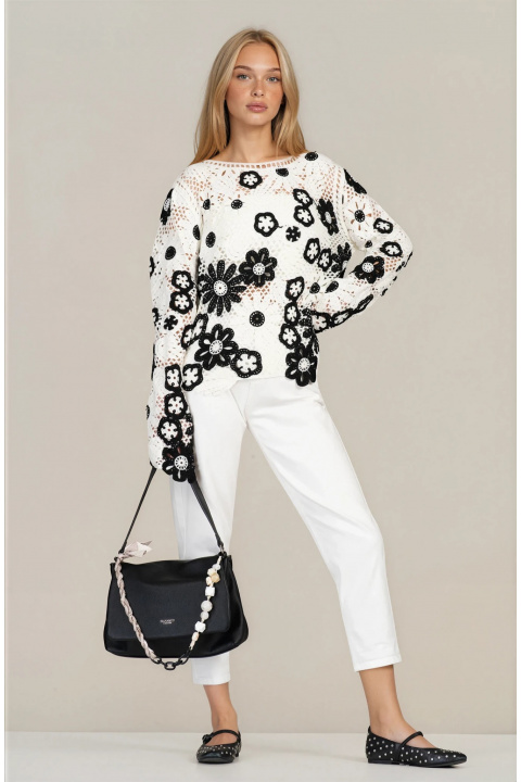 Дамска блуза от бяло памучно плетиво с черен флорален принт
