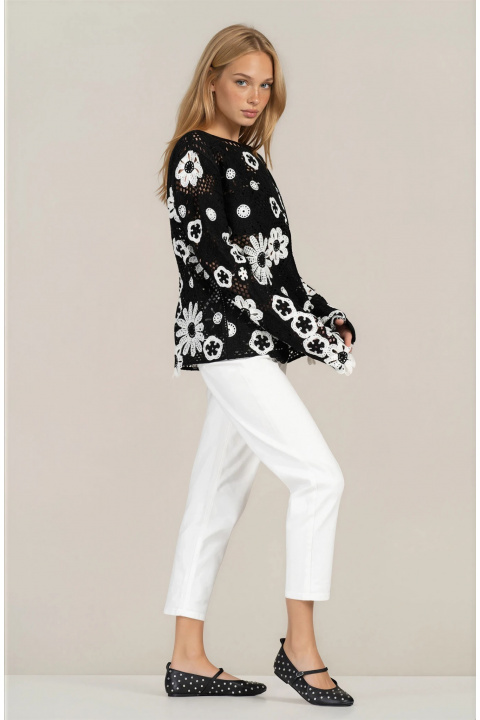 Дамска блуза от черно памучно плетиво с бял флорален принт