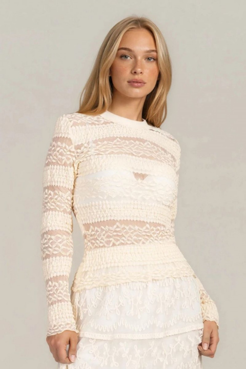 Дамска блуза от еластична материя в цвят екрю с бродирана дантела