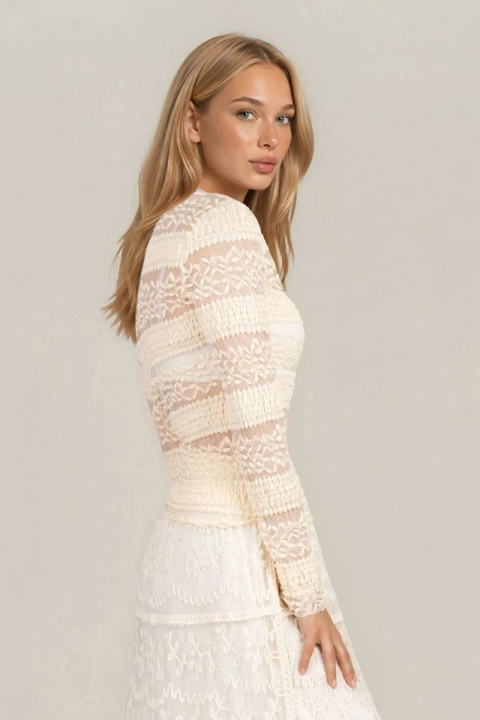 Дамска блуза от еластична материя в цвят екрю с бродирана дантела