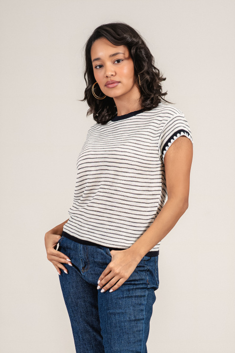 Дамска блуза от фино плетиво с черно-бяло райе и обло деколте