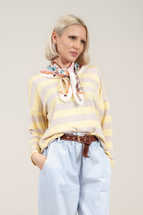 Дамска блуза от фино плетиво с райран принт в жълто и бежово и сатенирано шалче