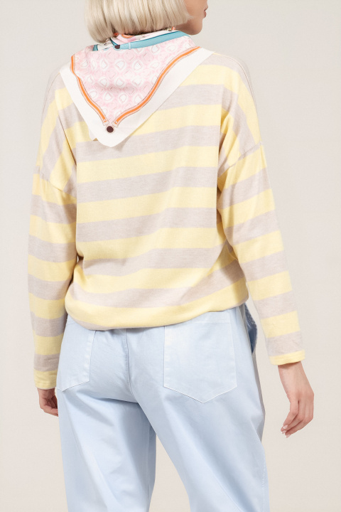 Дамска блуза от фино плетиво с райран принт в жълто и бежово и сатенирано шалче