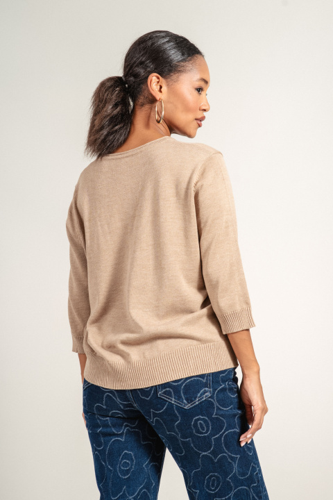 Дамска блуза от фино плетиво в бежово с джоб и щампа с цветя