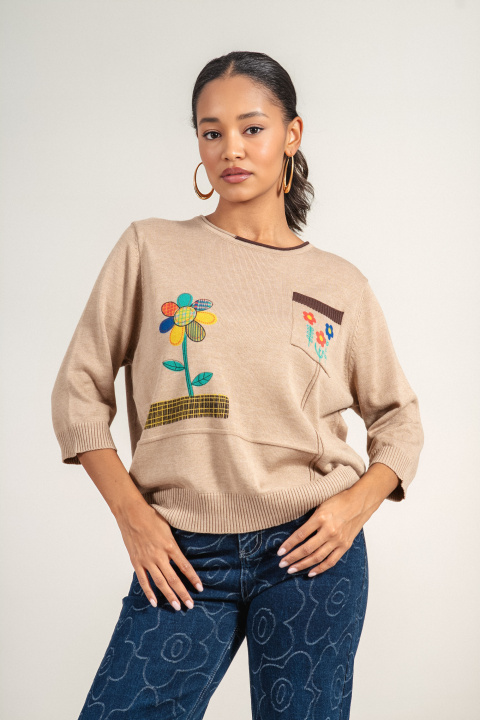 Дамска блуза от фино плетиво в бежово с джоб и щампа с цветя