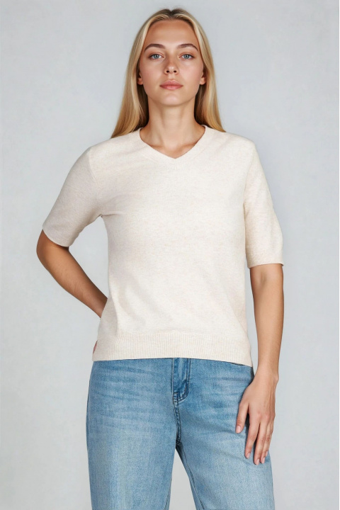 Дамска блуза от фино плетиво в бежово с остро деколте и къс ръкав