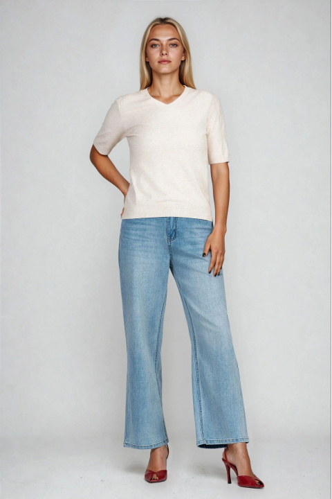 Дамска блуза от фино плетиво в бежово с остро деколте и къс ръкав