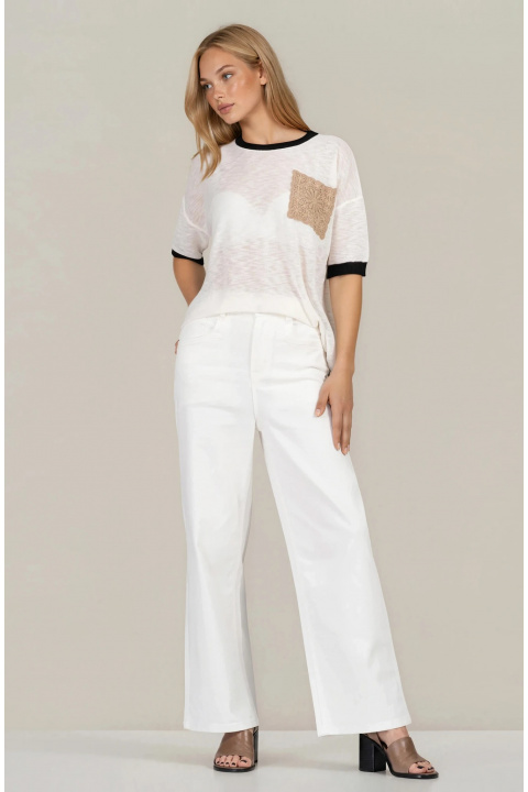 Дамска блуза от фино плетиво в бяло и дантелен джоб