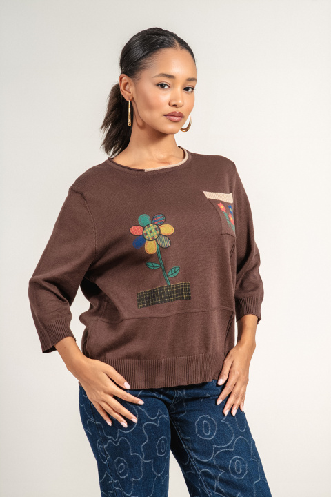 Дамска блуза от фино плетиво в кафяво с джоб и щампа с цветя