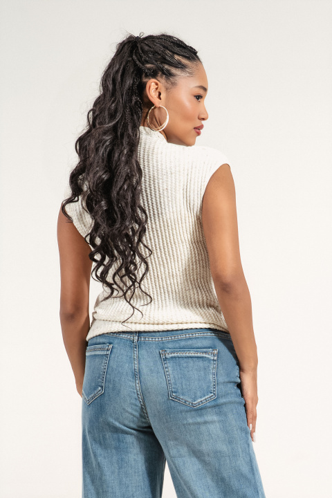 Дамска блуза от фино плетиво в светлобежово без ръкав с полу поло