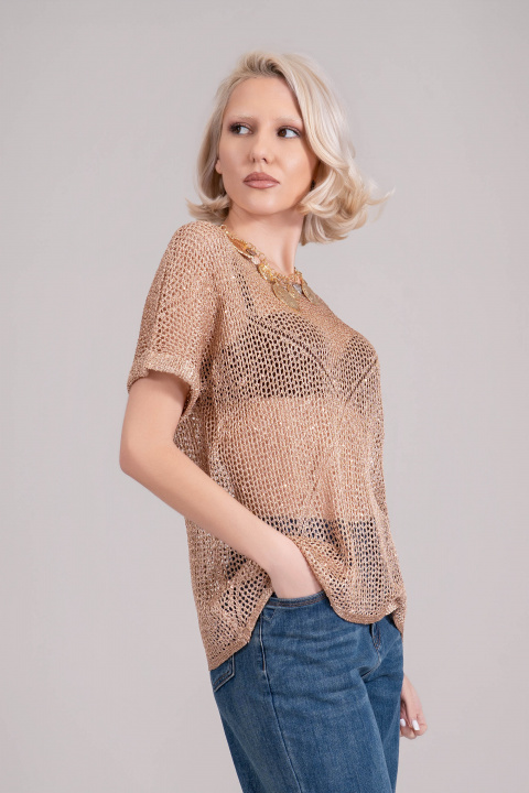 Дамска блуза от фино плетиво в златисто с ламе и класическо обло деколте
