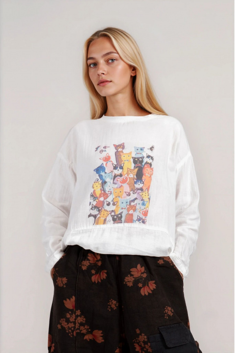 Дамска блуза от памук в бял цвят с принт котки и странични връзки за пристягане