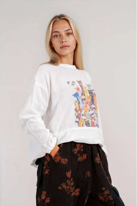 Дамска блуза от памук в бял цвят с принт котки и странични връзки за пристягане