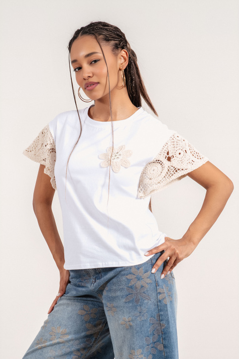 Дамска блуза от памук в бяло с бродирани ръкави и декоративно цвете
