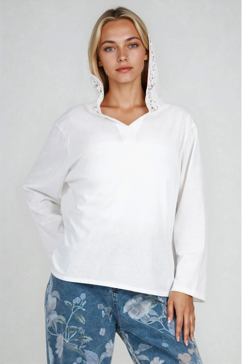 Дамска блуза от памук в бяло с дантелена качулка