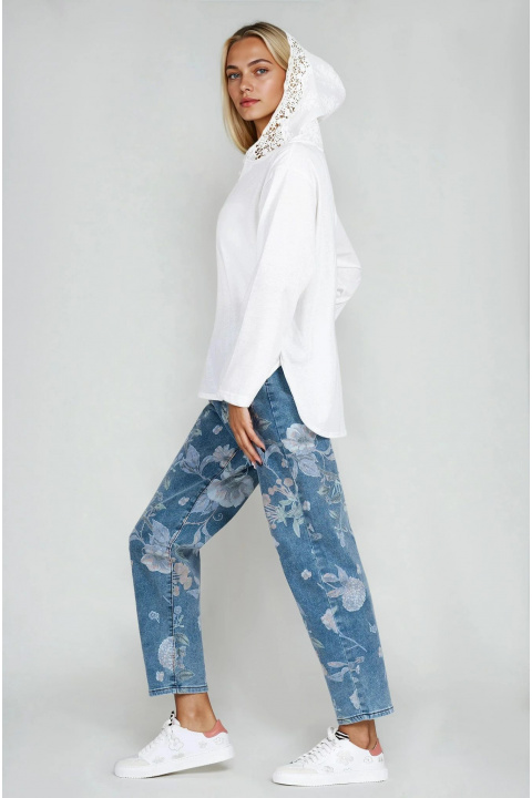 Дамска блуза от памук в бяло с дантелена качулка