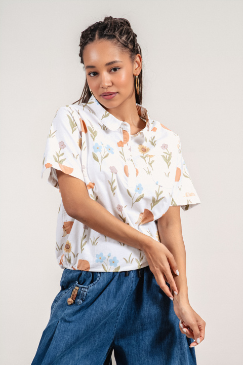 Дамска блуза от памук в бяло с джоб на гърдите и артистичен принт