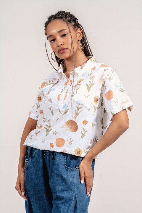 Дамска блуза от памук в бяло с джоб на гърдите и артистичен принт