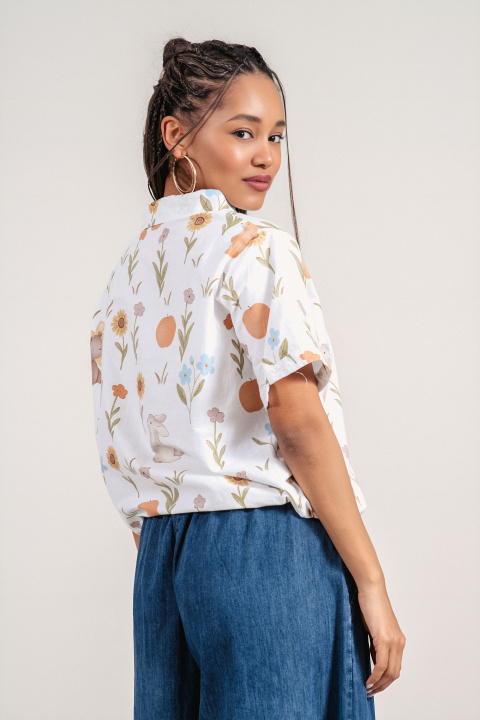 Дамска блуза от памук в бяло с джоб на гърдите и артистичен принт