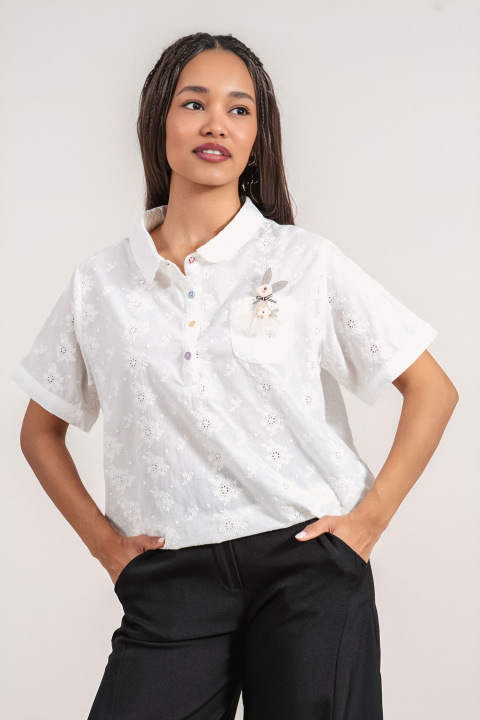 Дамска блуза от памук в бяло с нежна бродерия, цветни копчета, къс ръкав и интересна брошка