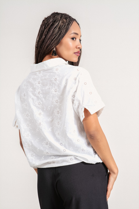 Дамска блуза от памук в бяло с нежна бродерия, цветни копчета, къс ръкав и интересна брошка
