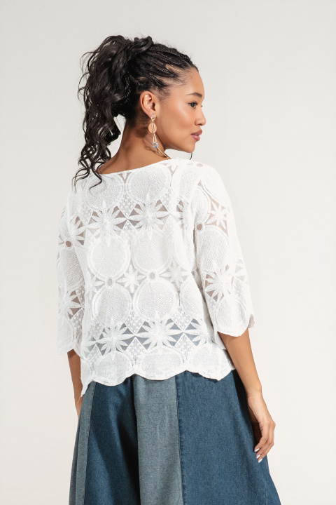 Дамска блуза от памук в бяло с рязана бродерия и широк ръкав