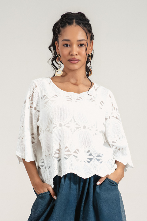 Дамска блуза от памук в бяло с рязана бродерия и широк ръкав