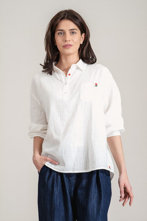 Дамска блуза от памук в бяло с яка, копчета и бродиран акцент