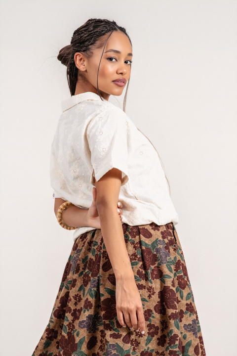 Дамска блуза от памук в цвят екрю с нежна бродерия, цветни копчета, къс ръкав и интересна брошка