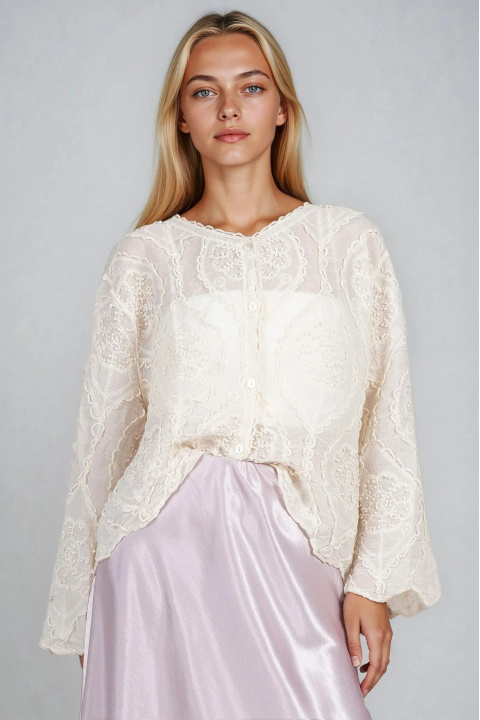 Дамска блуза от памук в цвят екрю с релефна бродерия и свободна кройка