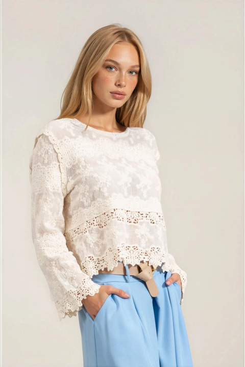 Дамска блуза от памук в цвят екрю с рязана бродерия и свободна кройка