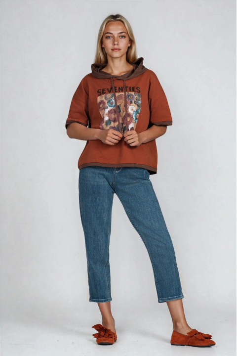 Дамска блуза от памук в цвят керемида с качулка и принт с цветя