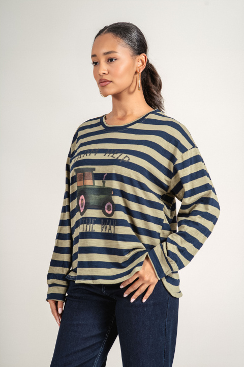 Дамска блуза от памук в зелено с тъмносин раиран принт и щампа с камион и надпис